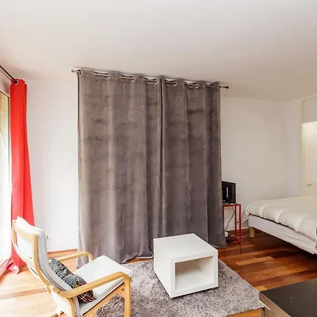 A Cosy Nest With A Balcony Near The Seine