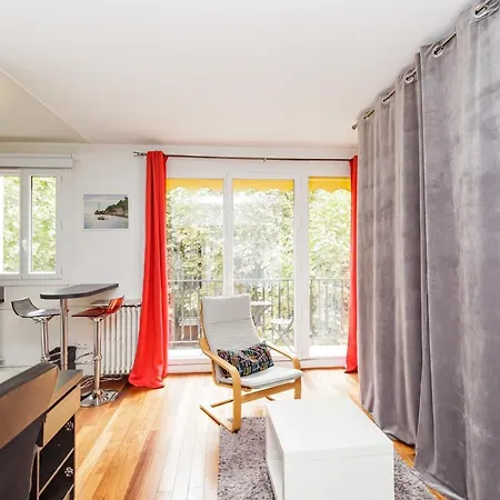 A Cosy Nest With A Balcony Near The Seine Paris