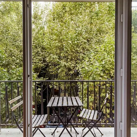 A Cosy Nest With A Balcony Near The Seine